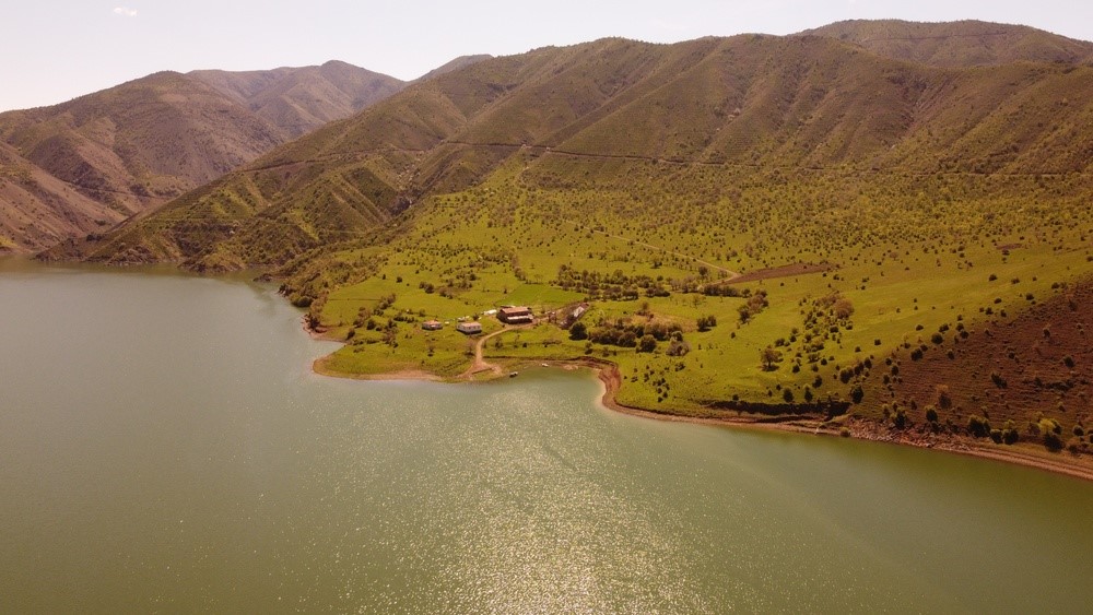 Baharın gelişiyle Keban Baraj Gölü’nde eşsiz manzara
