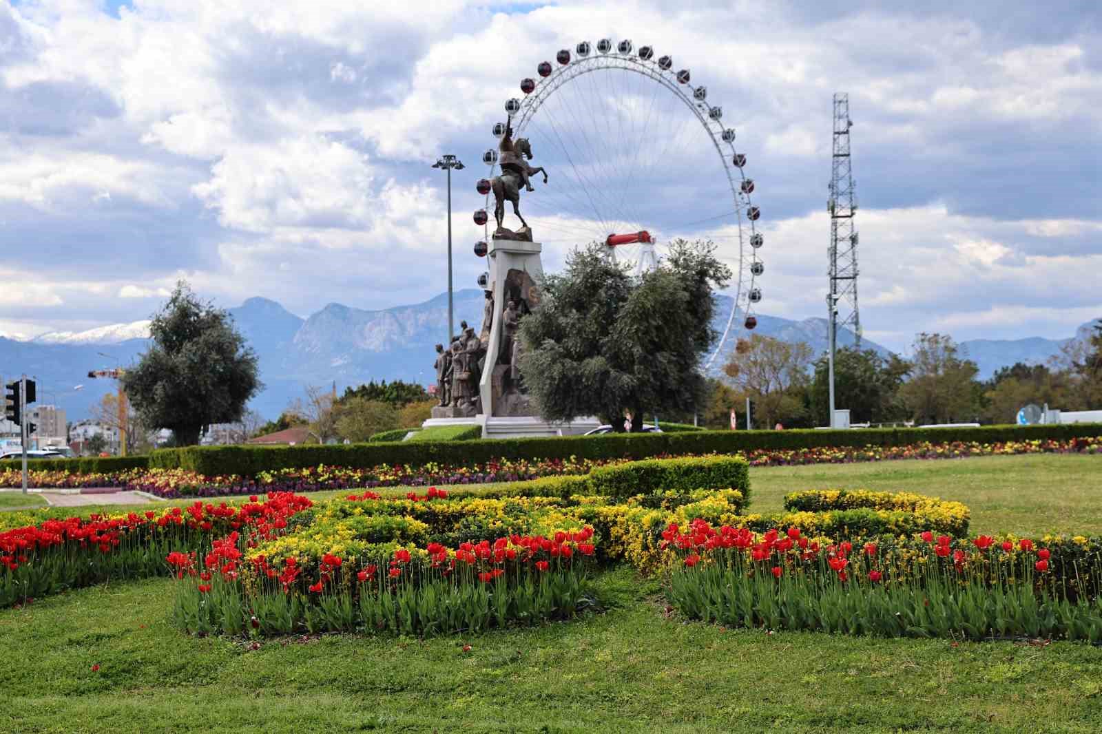 Baharın müjdecisi laleler Antalya sokaklarını renklendirdi
