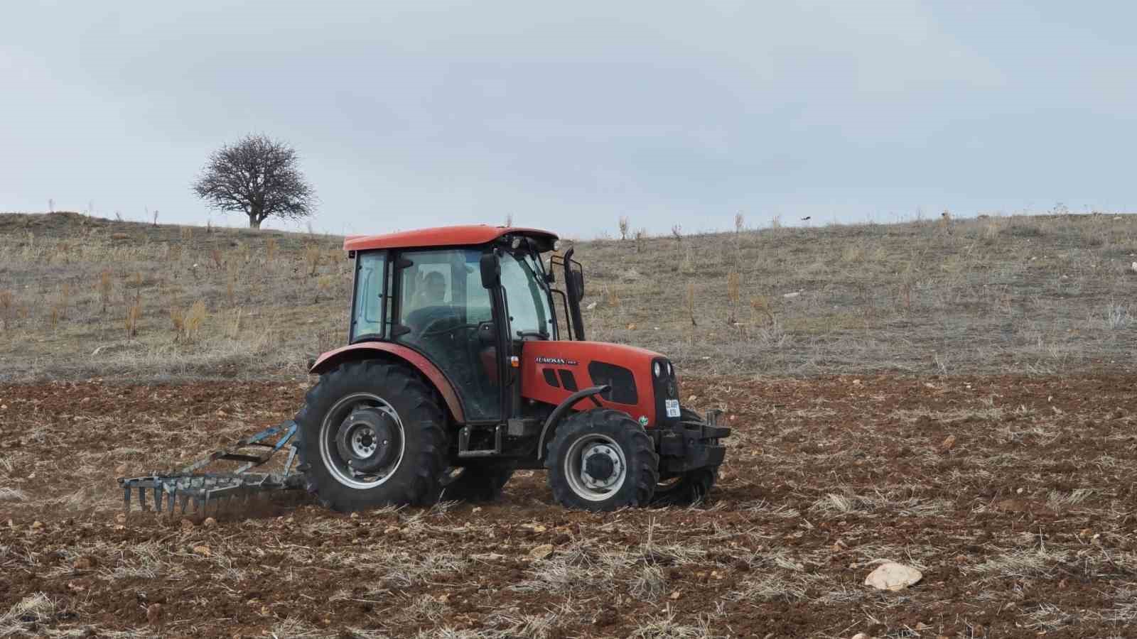 Baharla birlikte tarlalarda ekim mesaisi başladı

