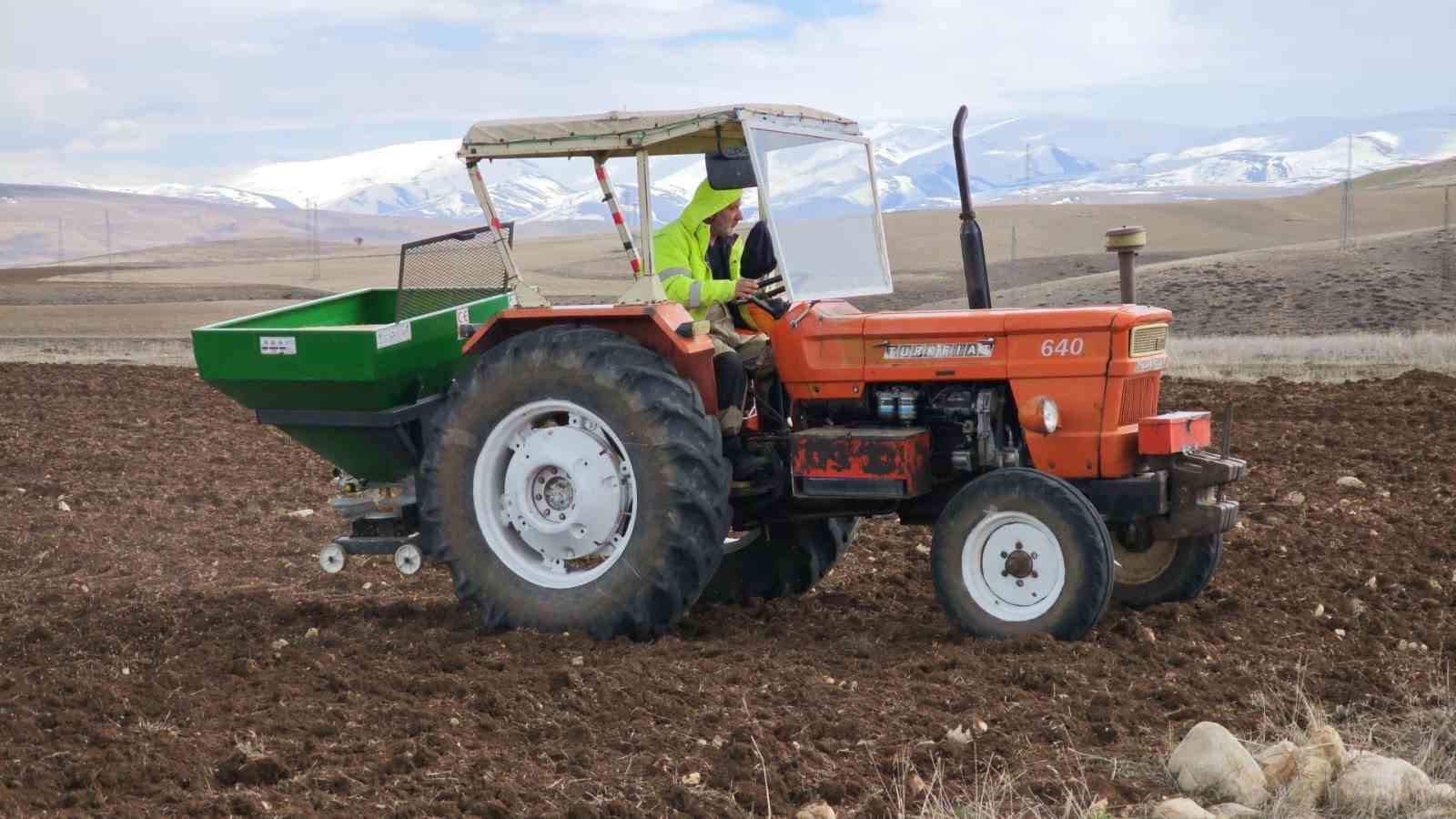Baharla birlikte tarlalarda ekim mesaisi başladı
