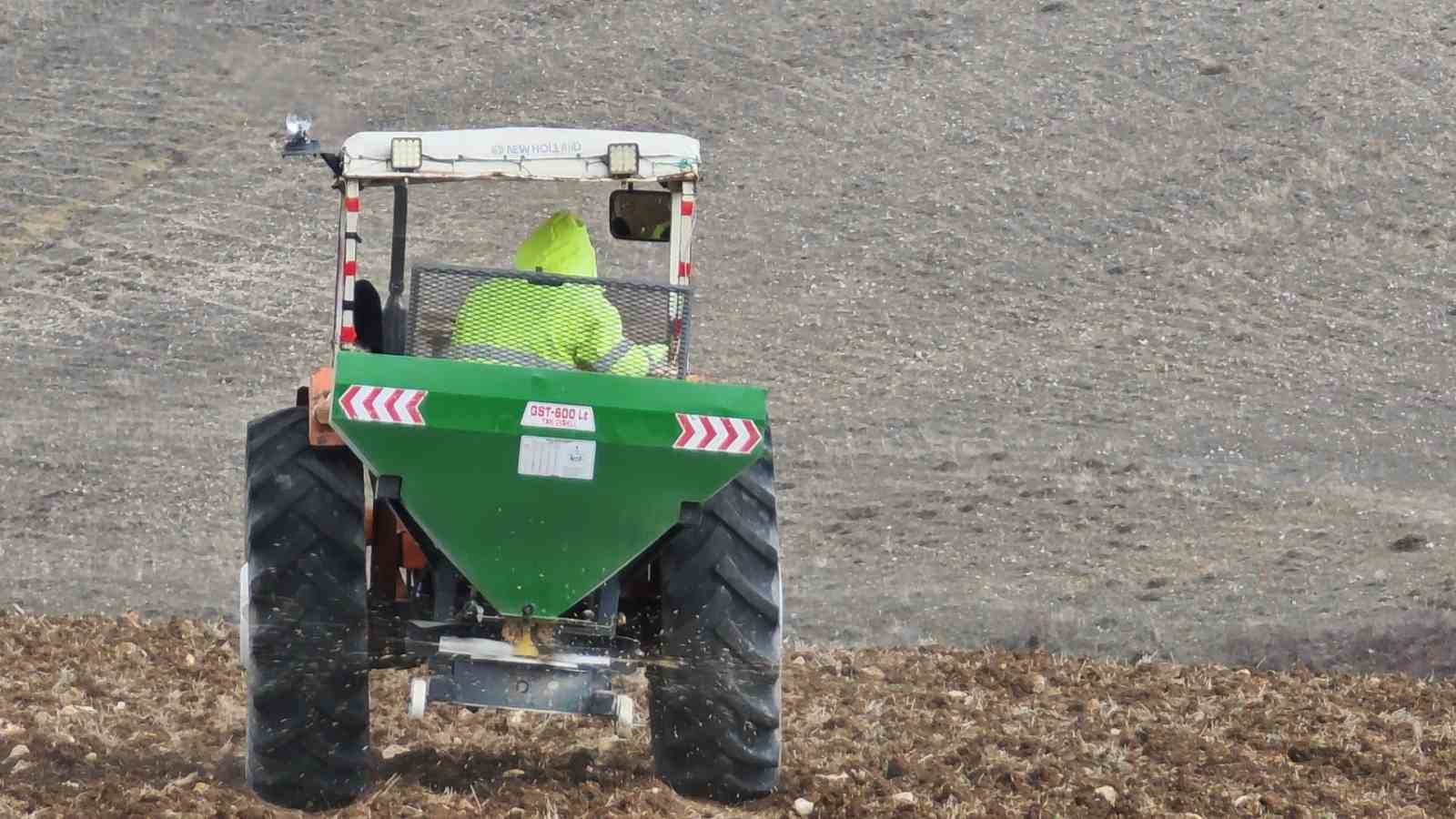 Baharla birlikte tarlalarda ekim mesaisi başladı
