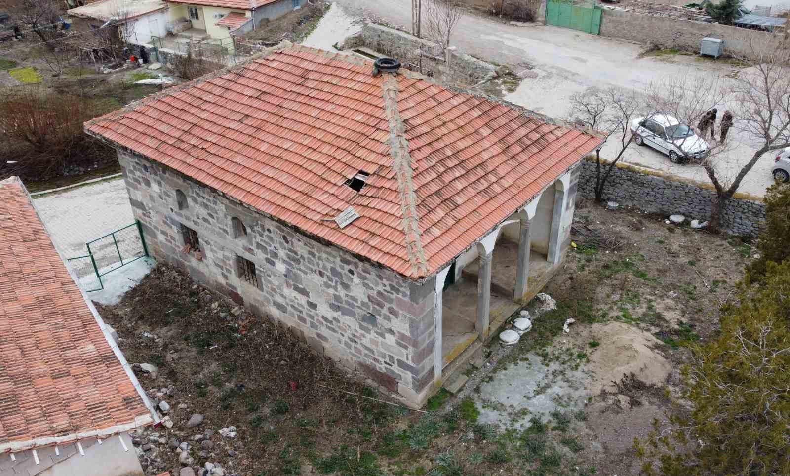 Bahçecik köyü camii restore edilmeyi bekliyor
