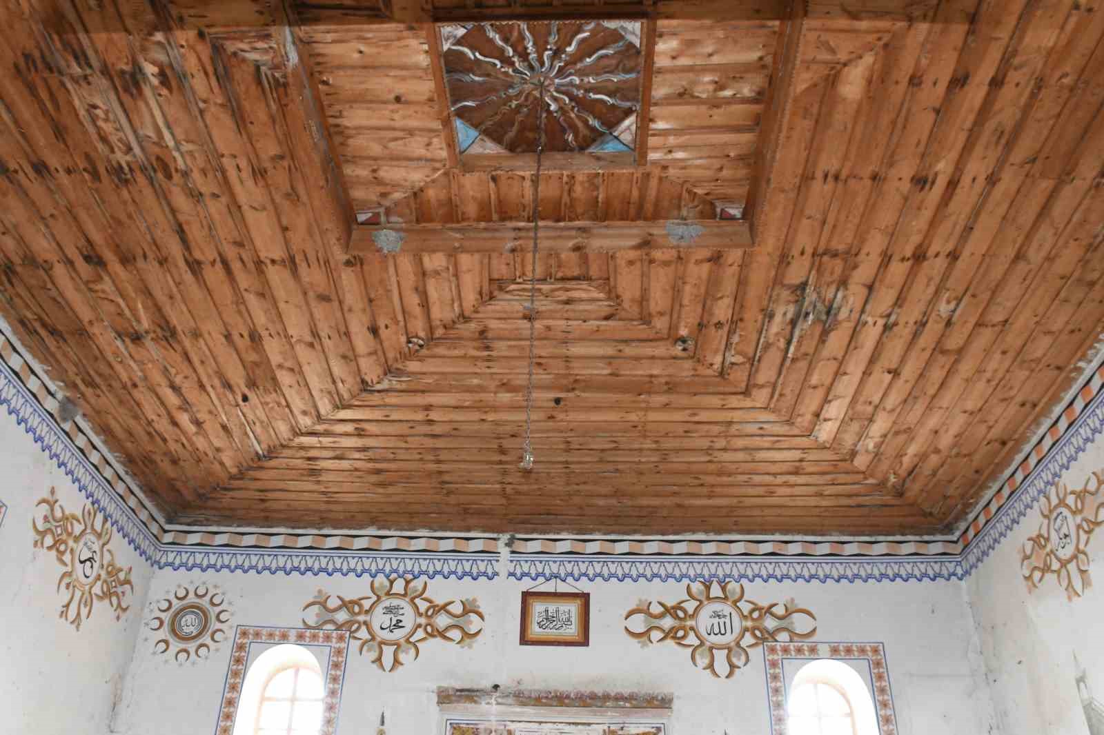 Bahçecik köyü camii restore edilmeyi bekliyor
