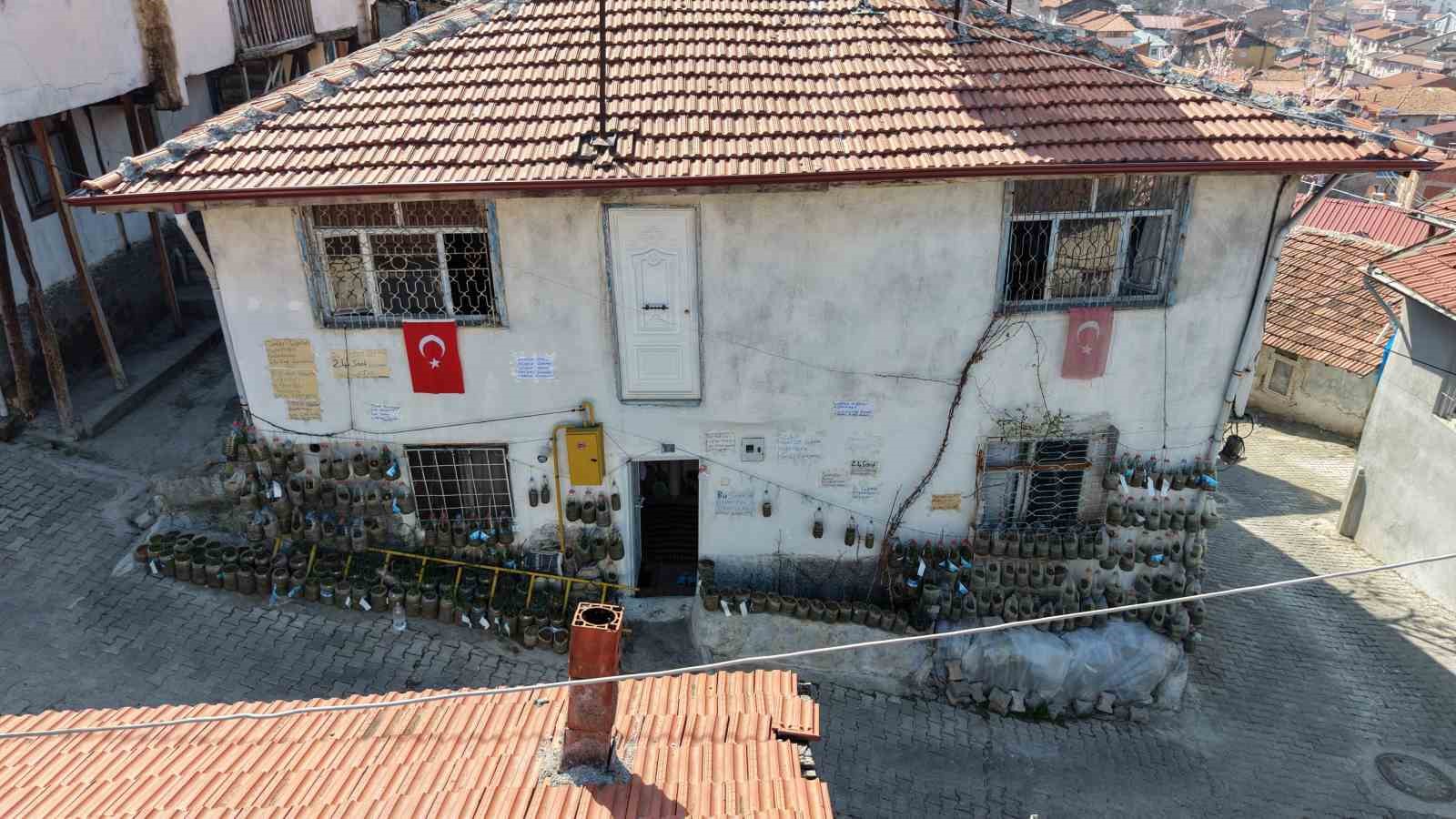 Bahçede yetiştiremeyince çözümü evinin duvarında buldu
