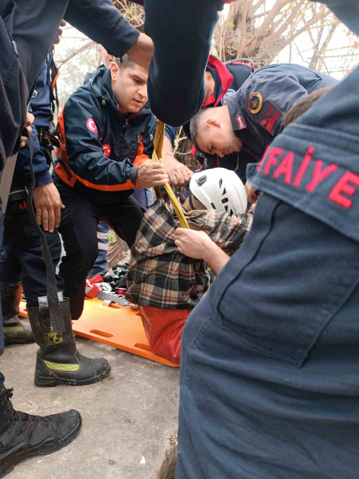 Bahçedeki kuyuya düşen 94 yaşındaki adam kurtarıldı
