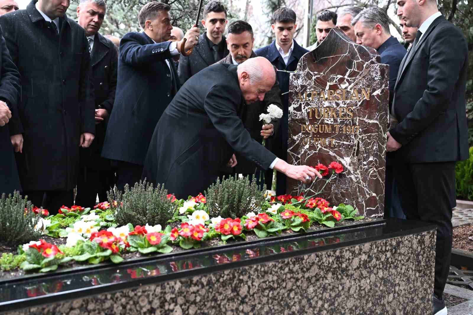 Bahçeli, Merhum Türkeş’in kabrini ziyaret etti
