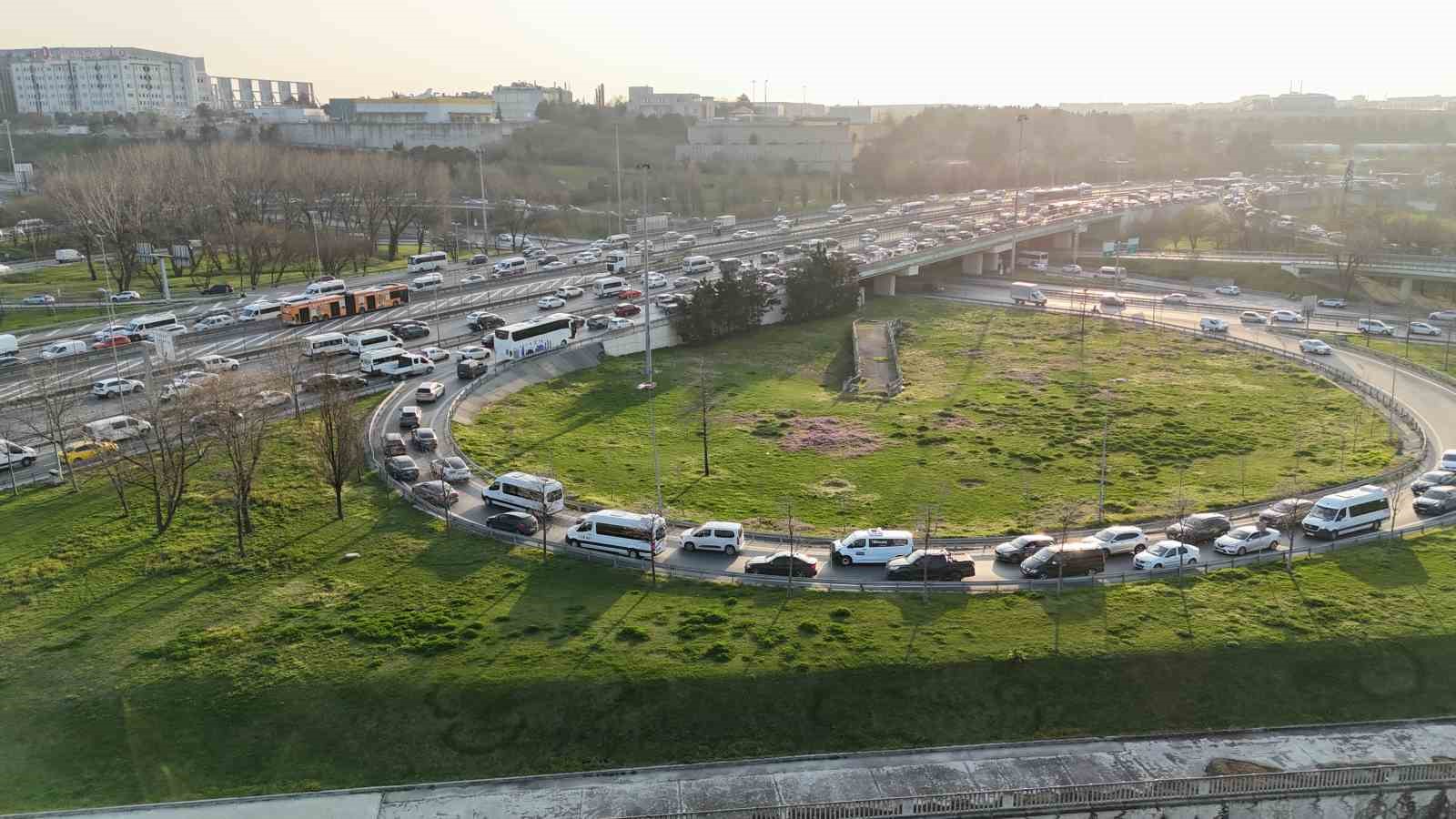 Bahçelievler Çobançeşme Kavşağı’ndaki trafiğe vatandaşlardan tepki

