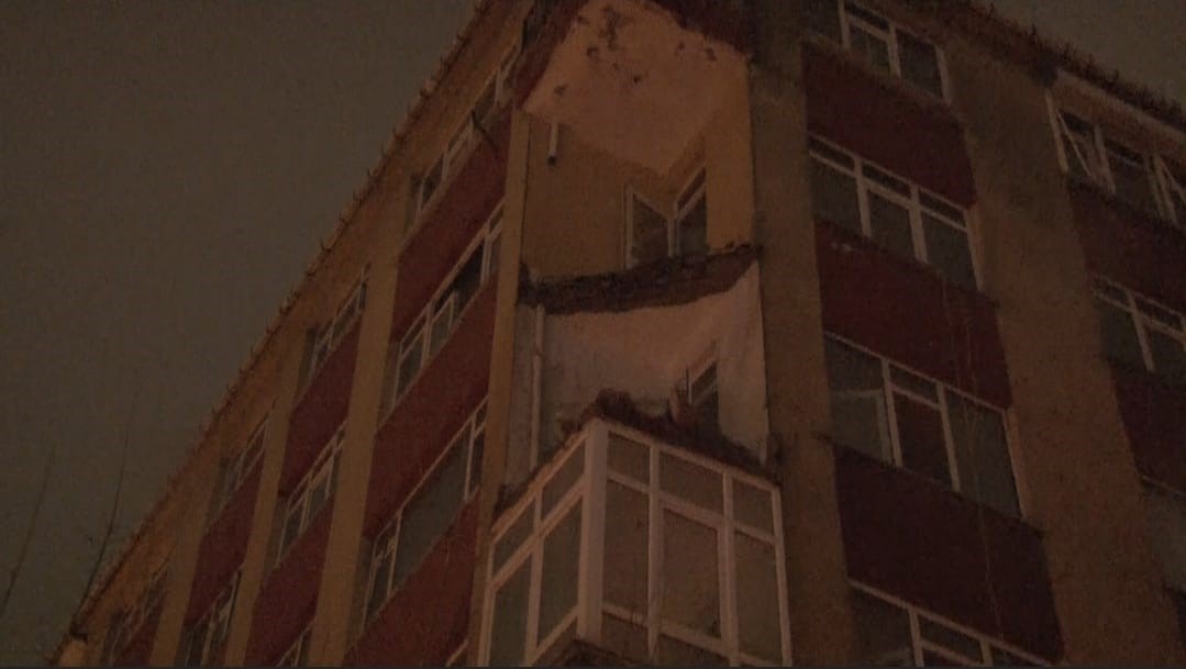 Bahçelievler’de daha önce boşaltılan binanın balkonu sağanak sonrası çöktü
