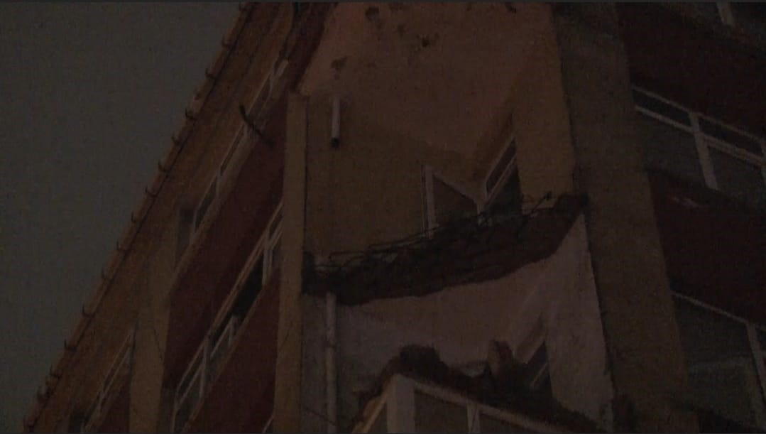 Bahçelievler’de daha önce boşaltılan binanın balkonu sağanak sonrası çöktü
