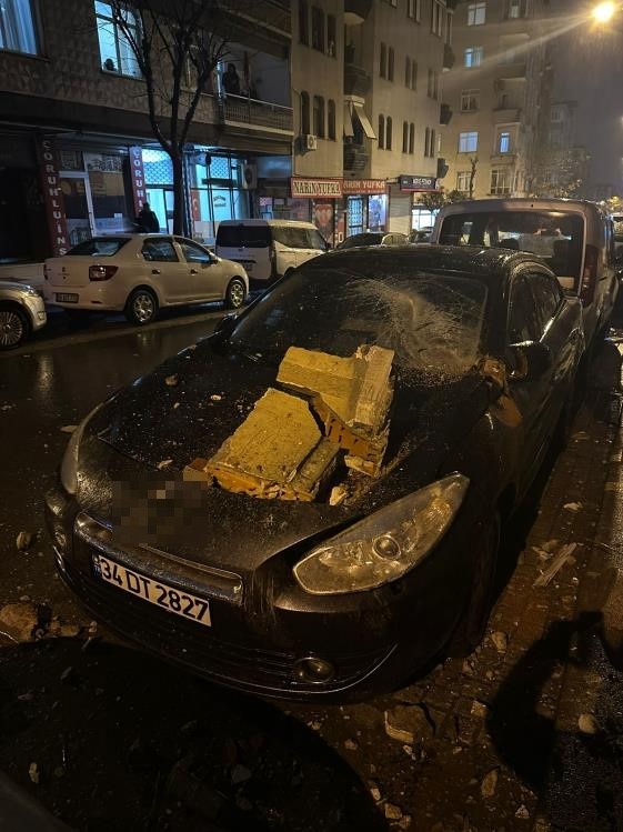 Bahçelievler’de daha önce boşaltılan binanın balkonu sağanak sonrası çöktü
