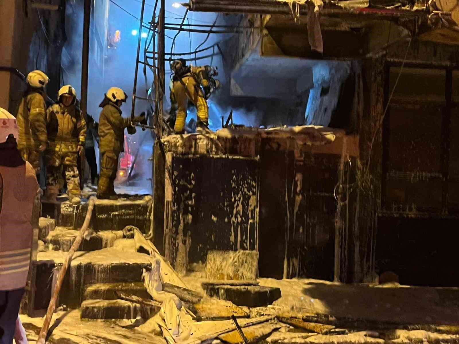 Bahçelievler’de hurda malzemelerin bulunduğu depoda yangın
