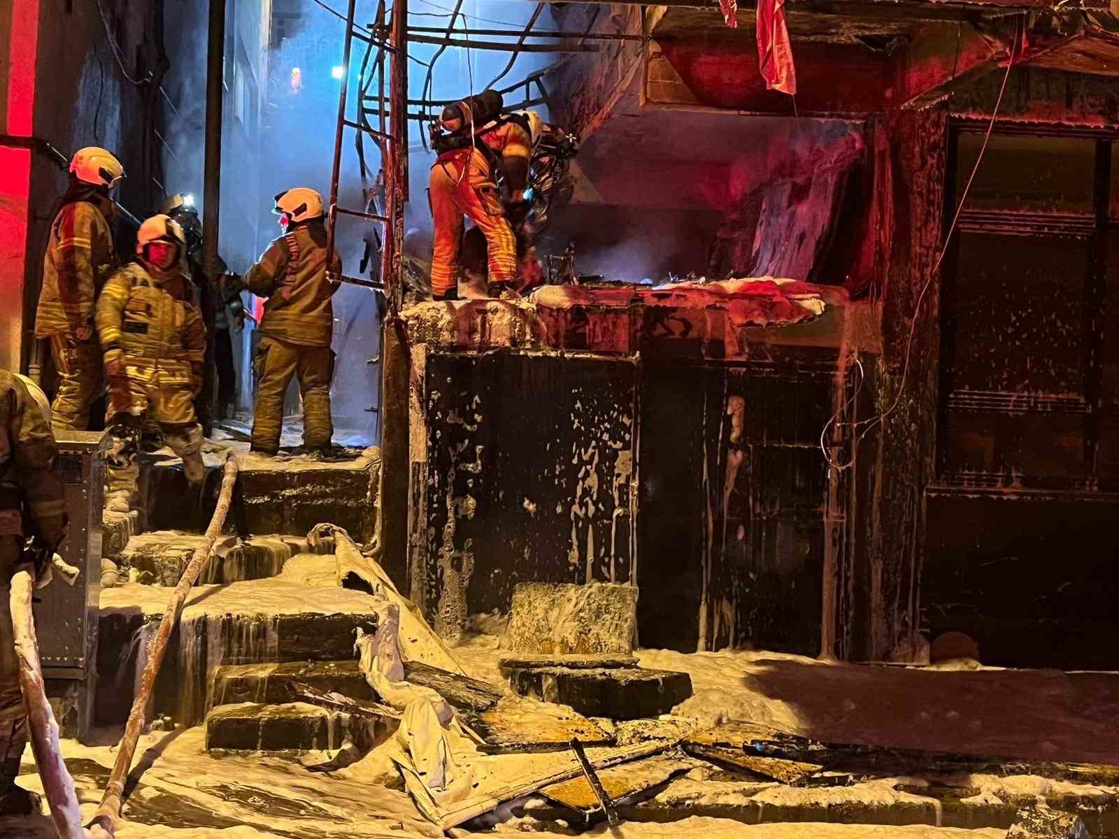 Bahçelievler’de hurda malzemelerin bulunduğu depoda yangın
