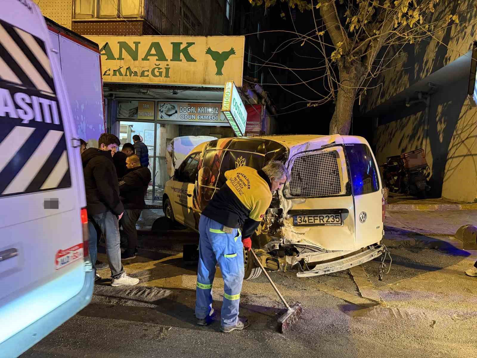 Bahçelievler’de kamyonun çarptığı araç fırına girdi, o anlar kamerada
