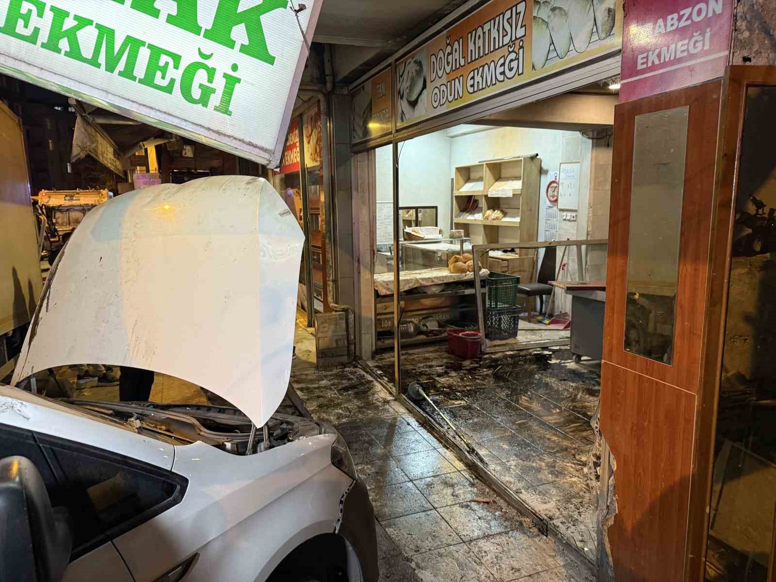 Bahçelievler’de kamyonun çarptığı araç fırına girdi, o anlar kamerada
