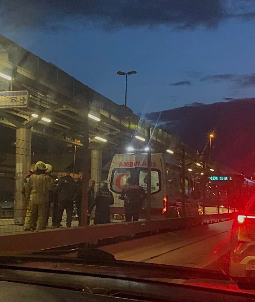 Bahçelievler’de metrobüs ayağının üstünden geçen kadın yaralandı
