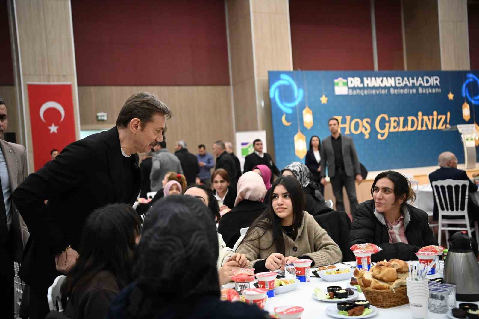 Bahçelievler’de STK’lar iftar sofrasında buluştu
Bahçelievler’de STK’lar iftar sofrasında buluştu
