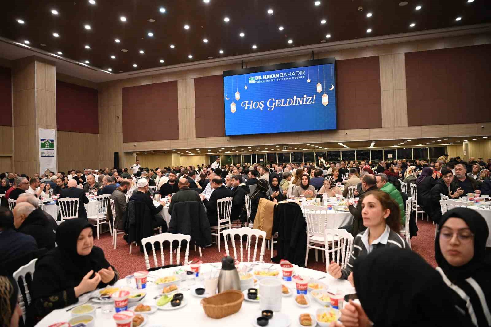 Bahçelievler’de STK’lar iftar sofrasında buluştu
Bahçelievler’de STK’lar iftar sofrasında buluştu