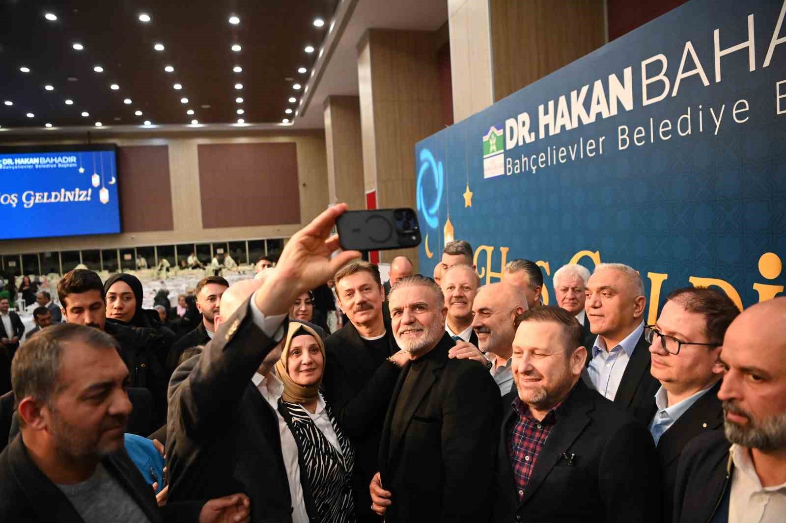 Bahçelievler’de STK’lar iftar sofrasında buluştu
Bahçelievler’de STK’lar iftar sofrasında buluştu