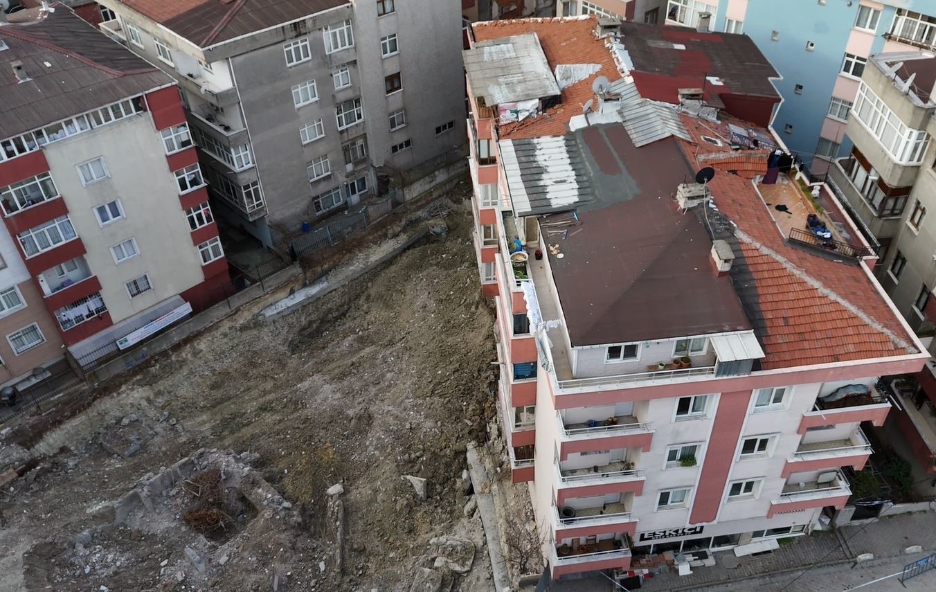 Bahçelievler’de temeli kayan bina havadan görüntülendi
