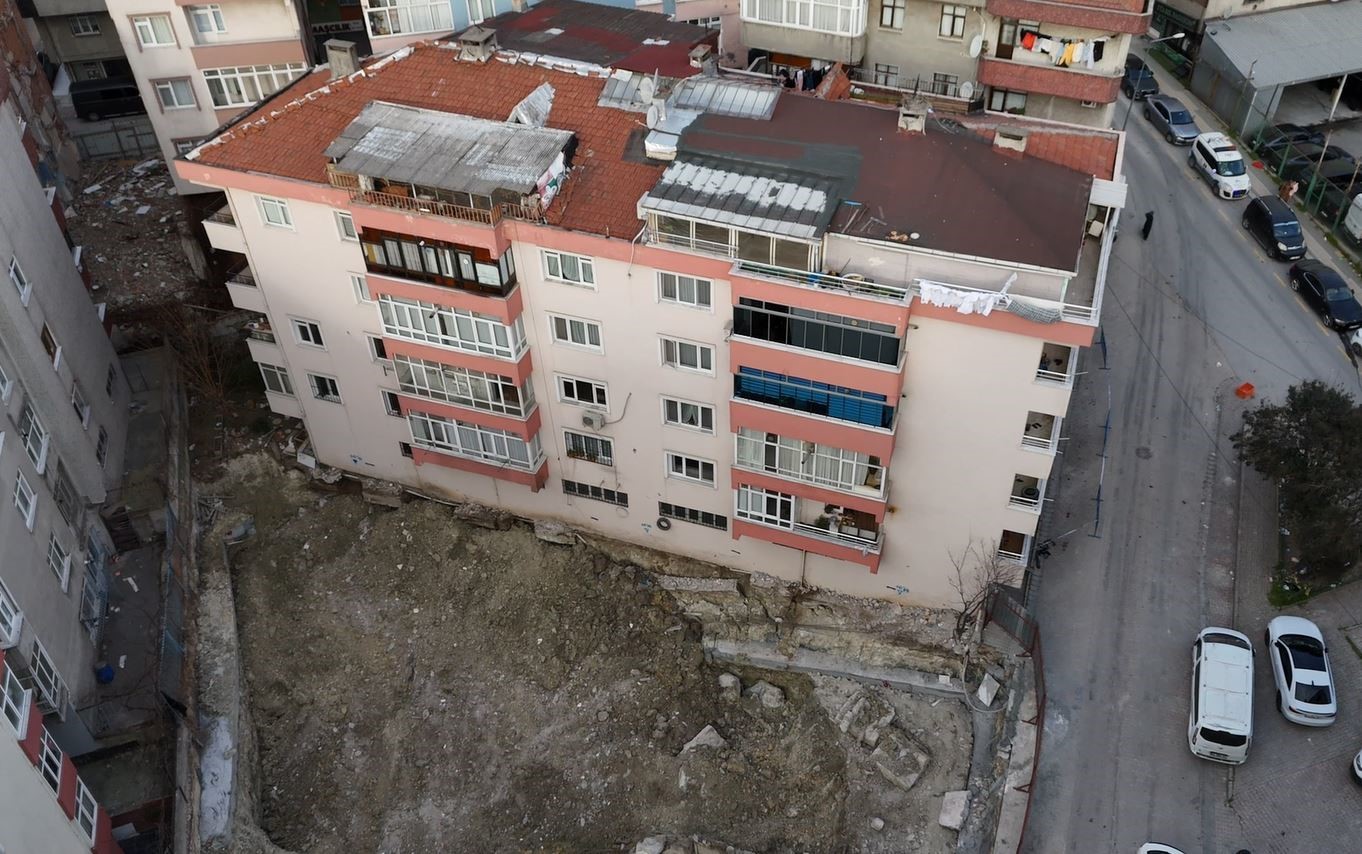 Bahçelievler’de temeli kayan bina havadan görüntülendi
