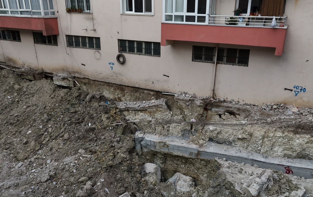 Bahçelievler’de temeli kayan bina havadan görüntülendi
