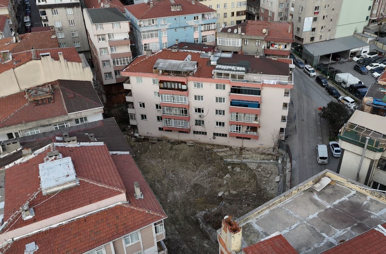 Bahçelievler’de temeli kayan bina havadan görüntülendi
Bahçelievler’de temeli kayan bina havadan görüntülendi