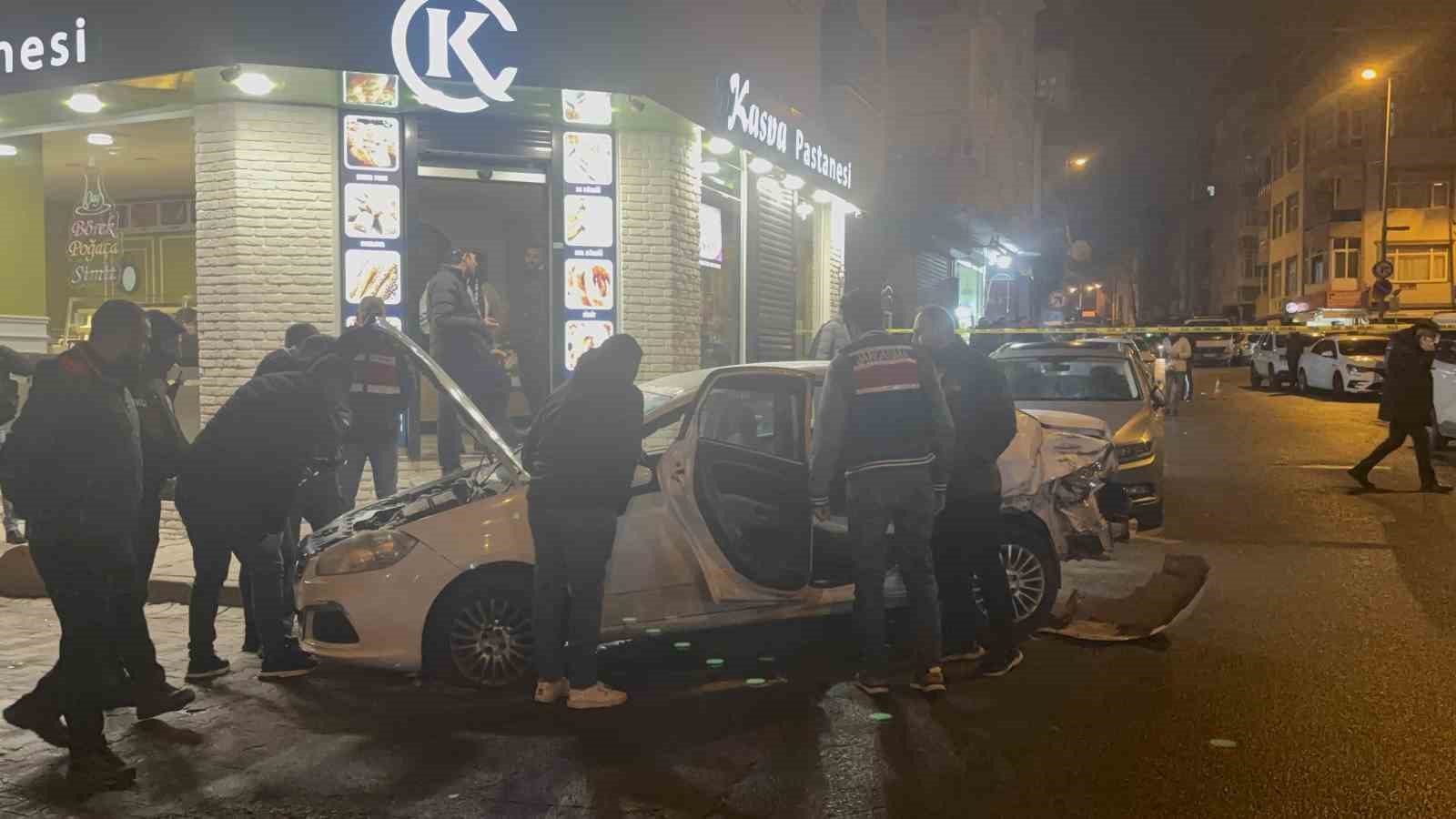 Bahçelievler’de uyuşturucu satıcılarına operasyon: Jandarmaya ateş açıldı
