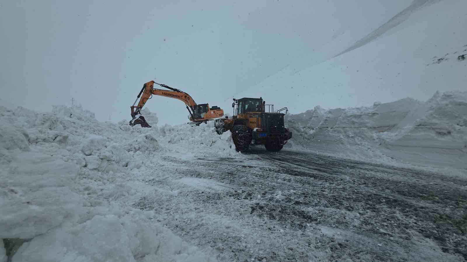 Bahçesaray yolundaki çalışma kar yağışı altında devam ediyor
