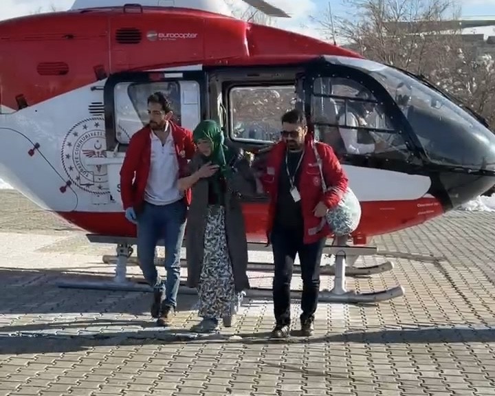 Bahçesaray’da 37 haftalık gebe helikopter ambulansla Van’a sevk edildi
