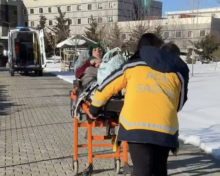 Bahçesaray’da 37 haftalık gebe helikopter ambulansla Van’a sevk edildi
