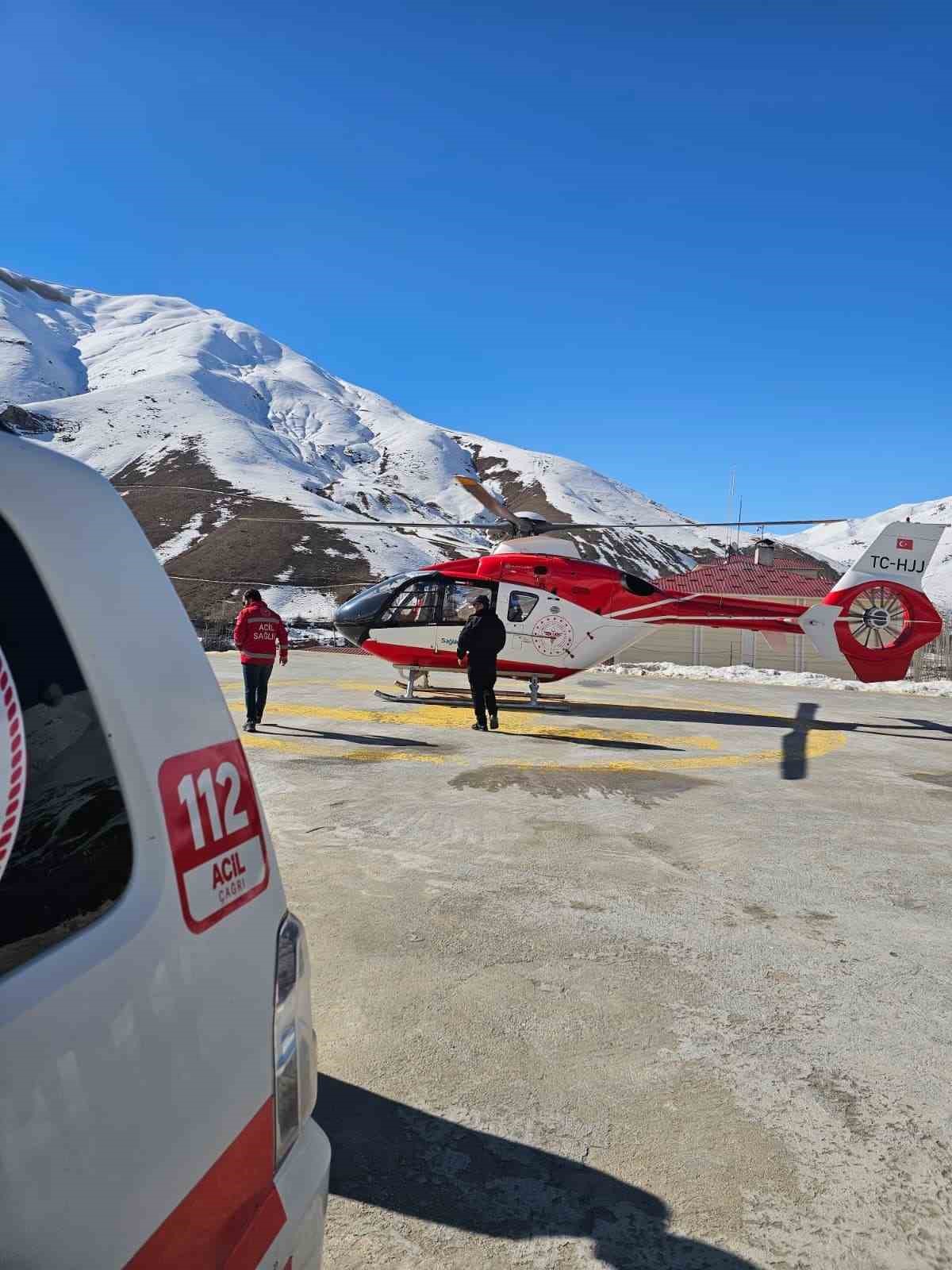Bahçesaray’da 40 yaşındaki hasta ambulans helikopter ile Van’a getirildi
