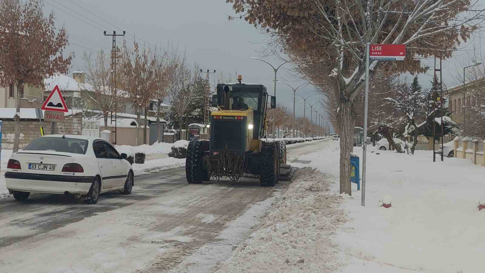 Bahçesaray’da 71 yerleşim yerinin yolu kardan kapalı
