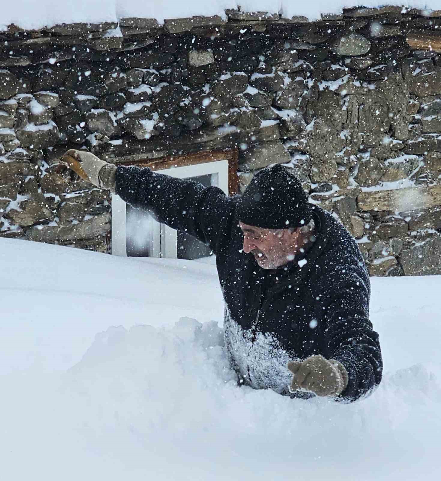 Bahçesaray’da 71 yerleşim yerinin yolu kardan kapalı
