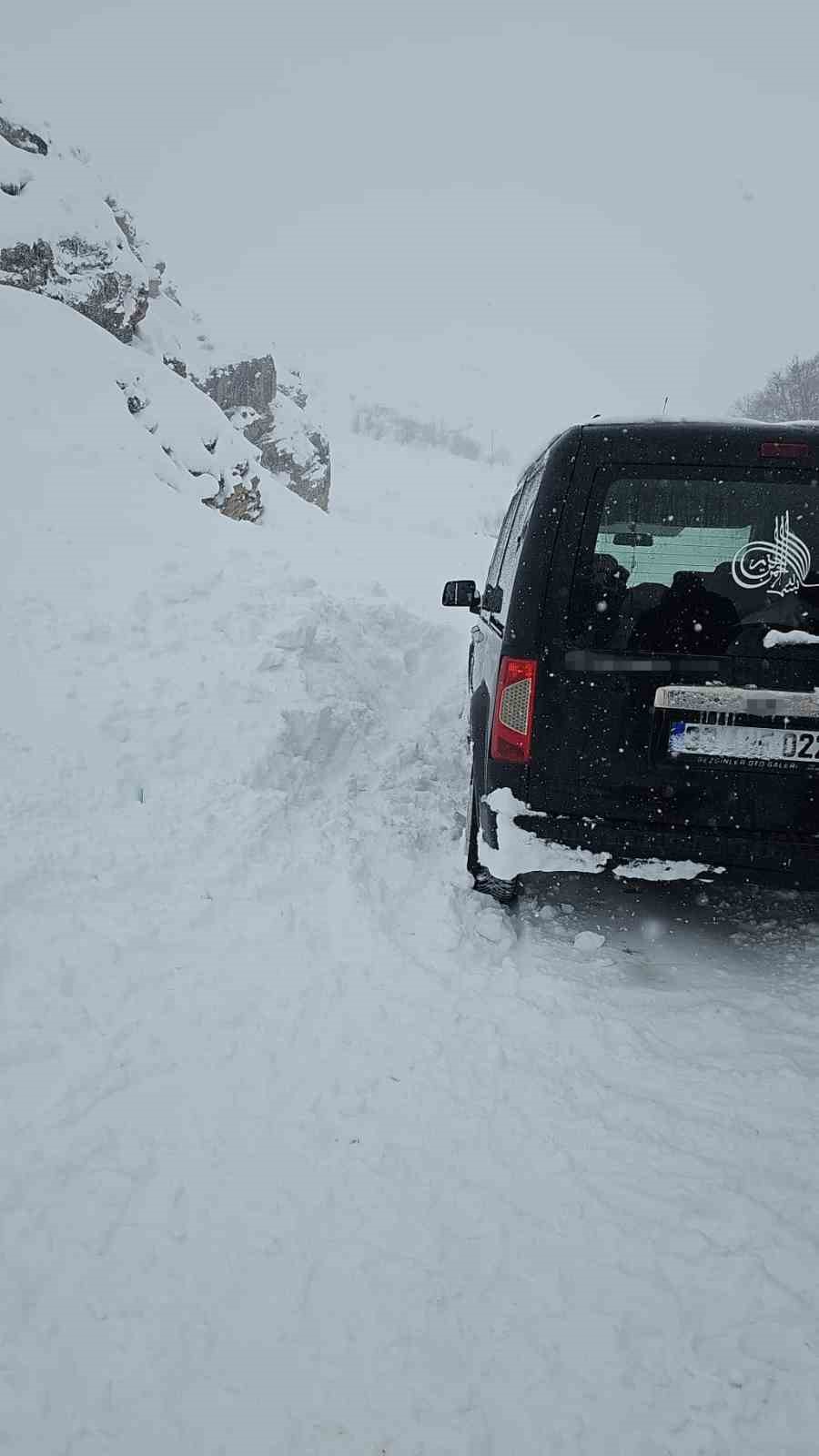 Bahçesaray’da çığ faciası son anda atlatıldı: Araçtaki aile ölümden döndü
