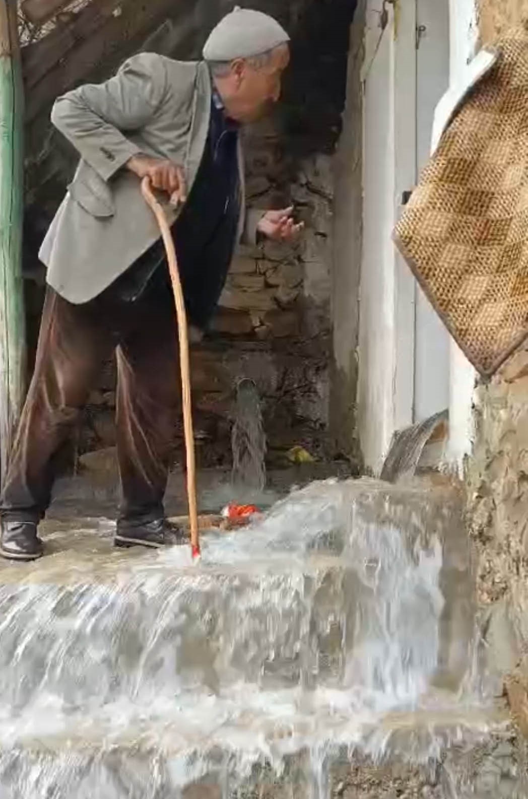 Bahçesaray’da dağlarda kar, mahallede sel
