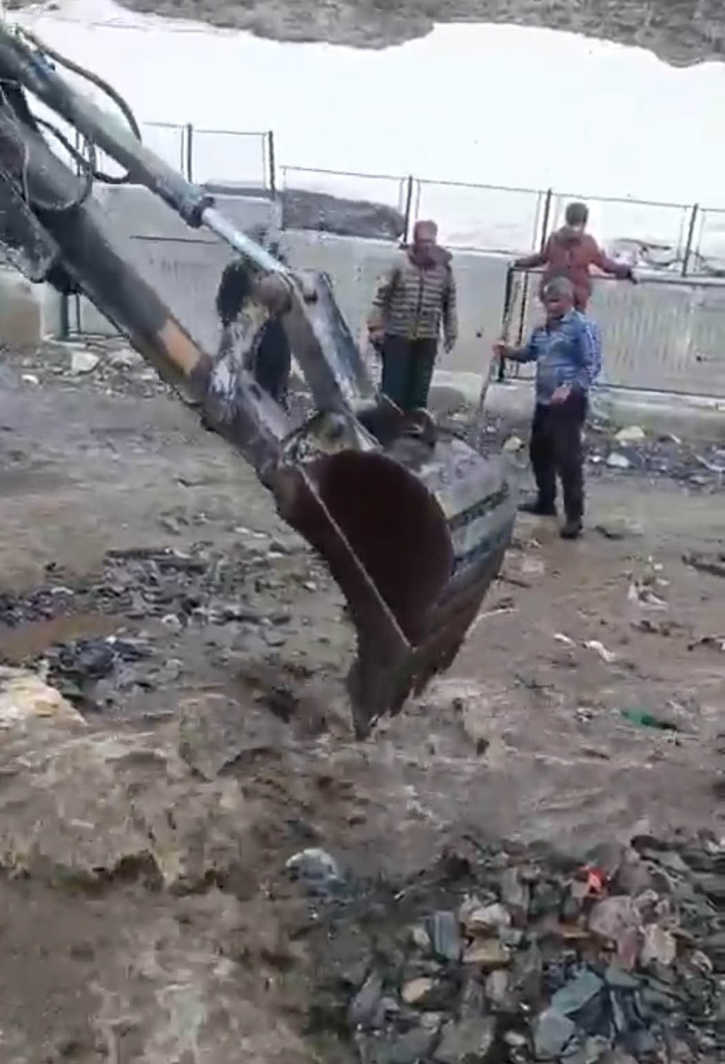 Bahçesaray’da dağlarda kar, mahallede sel
