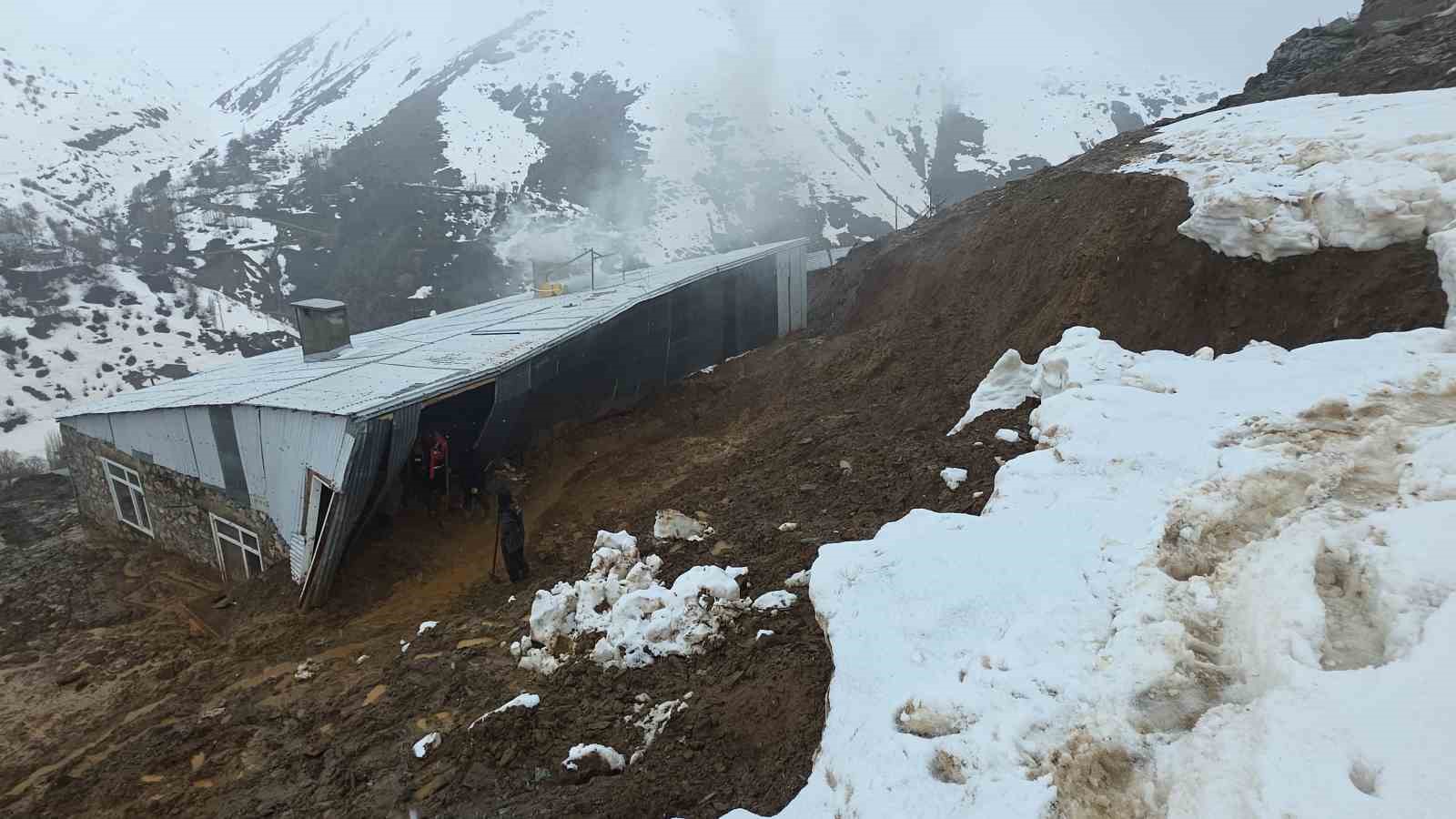 Bahçesaray’da heyelan bir eve zarar verdi
