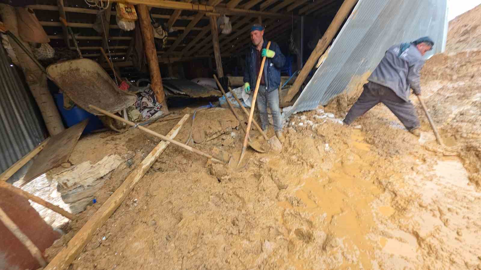 Bahçesaray’da heyelan bir eve zarar verdi
