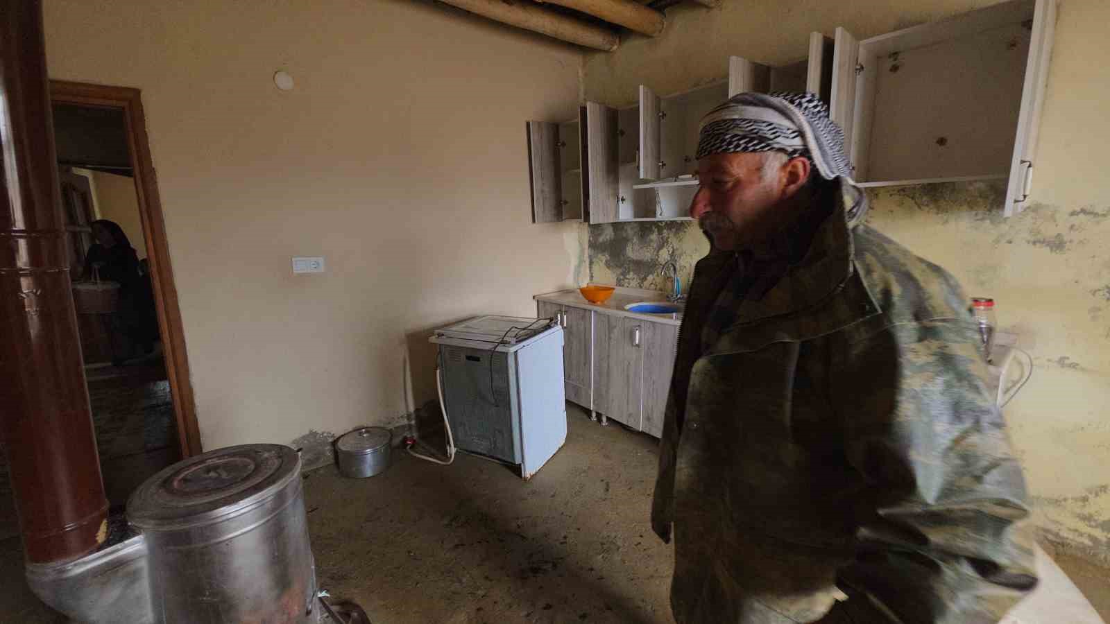 Bahçesaray’da heyelan bir eve zarar verdi
