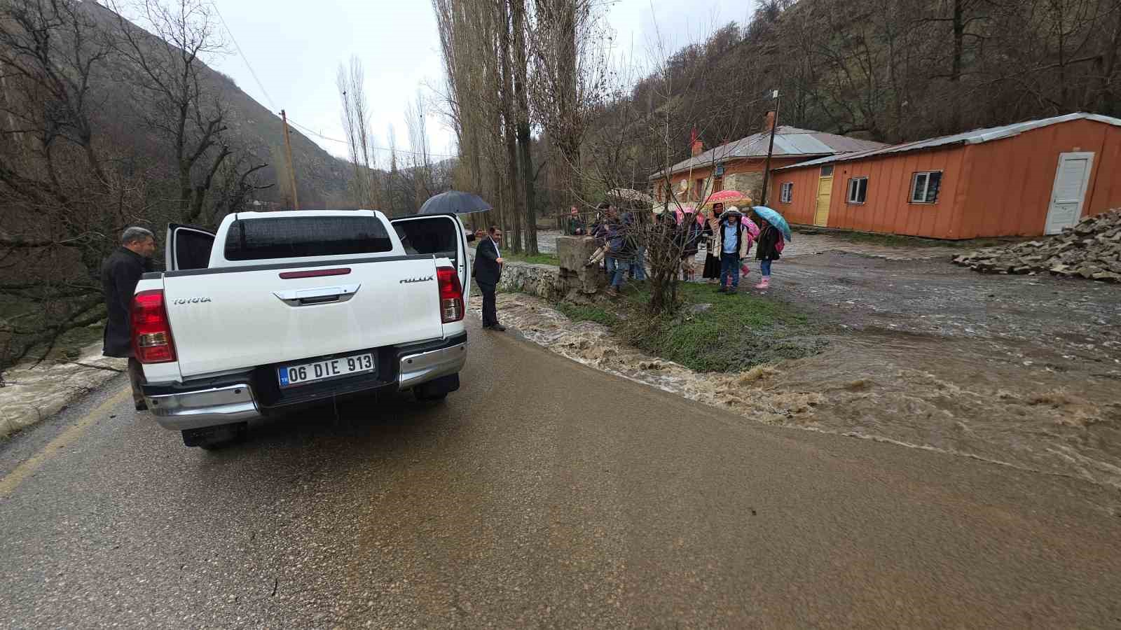 Bahçesaray’da heyelan bir eve zarar verdi
