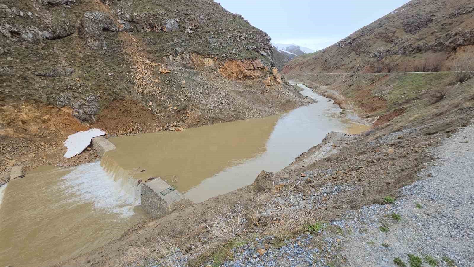 Bahçesaray’da su taşkını tehlikesi

