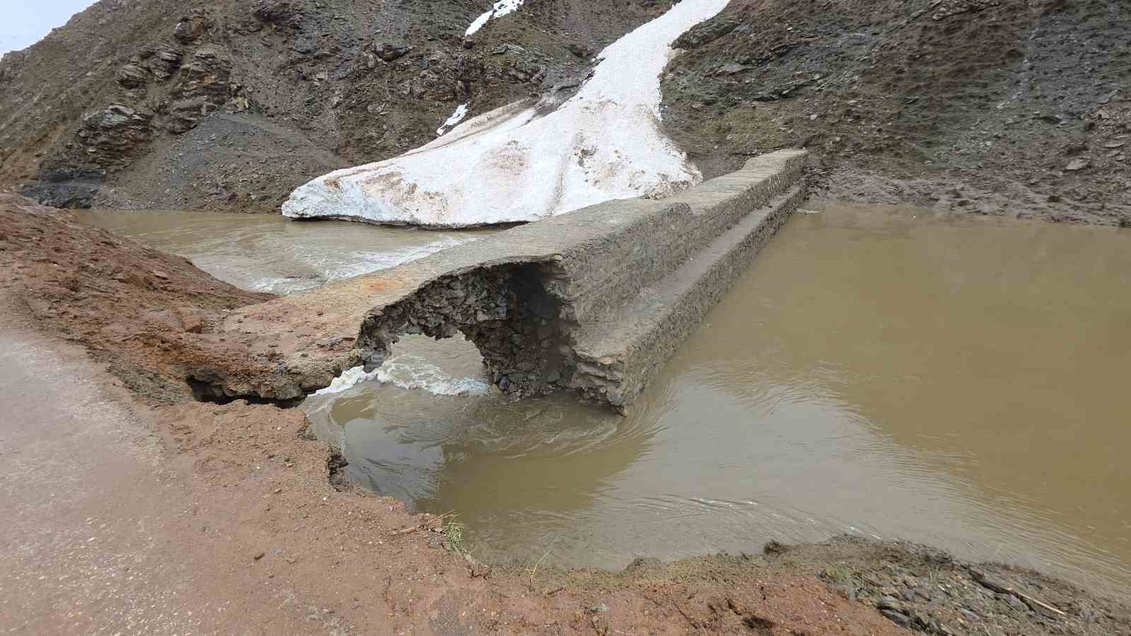 Bahçesaray’da su taşkını tehlikesi
