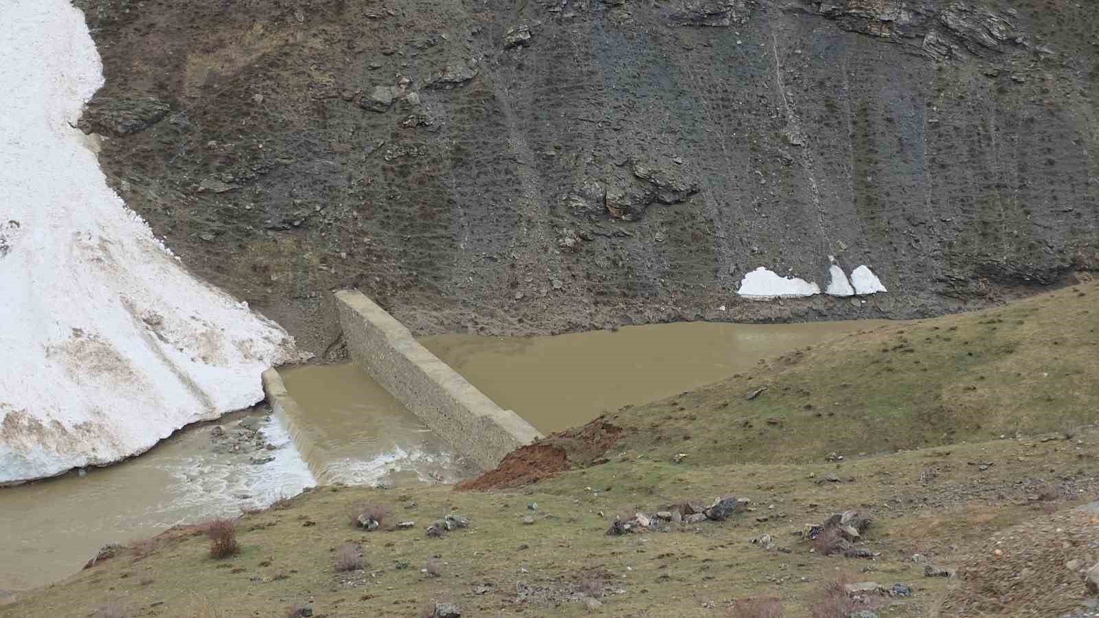 Bahçesaray’da su taşkını tehlikesi

