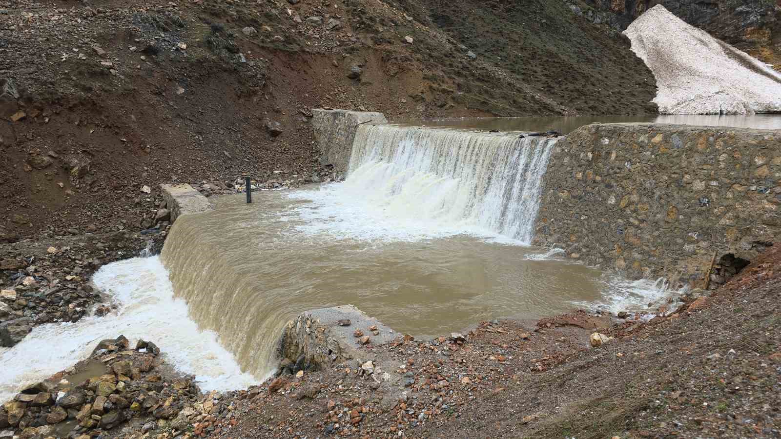 Bahçesaray’da su taşkını tehlikesi
