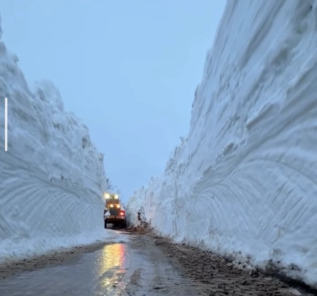 Bahçesaray’da yola çığ düştü
