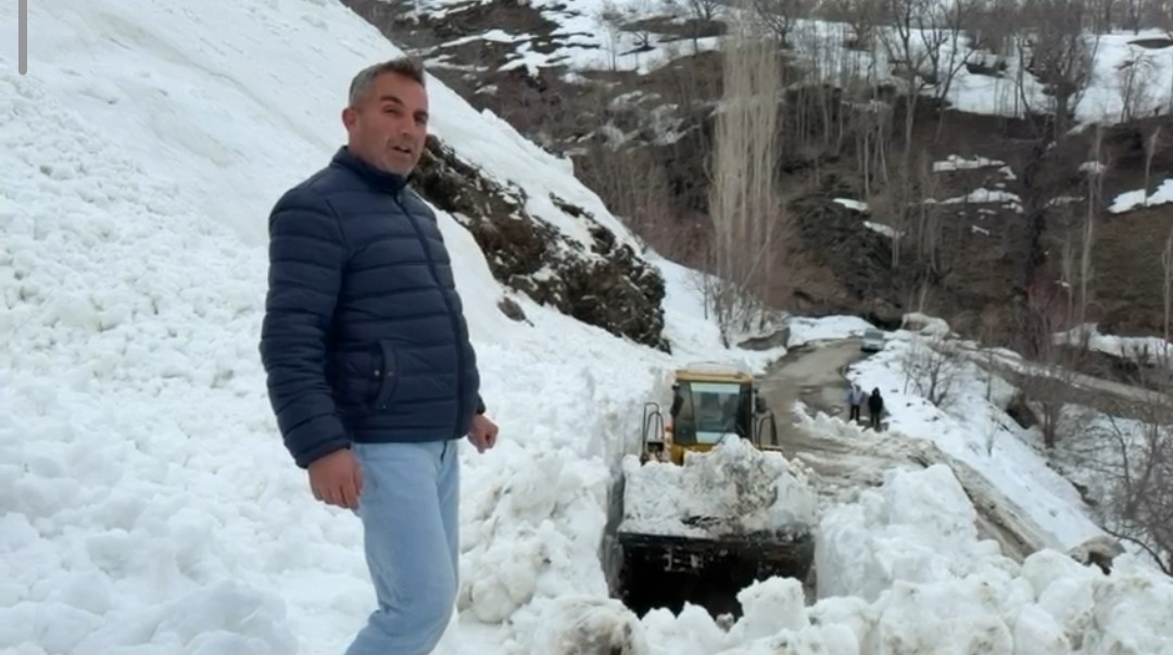 Bahçesaray’da yola çığ düştü
