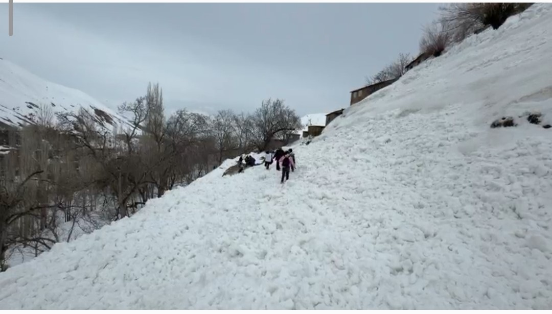 Bahçesaray’da yola çığ düştü
