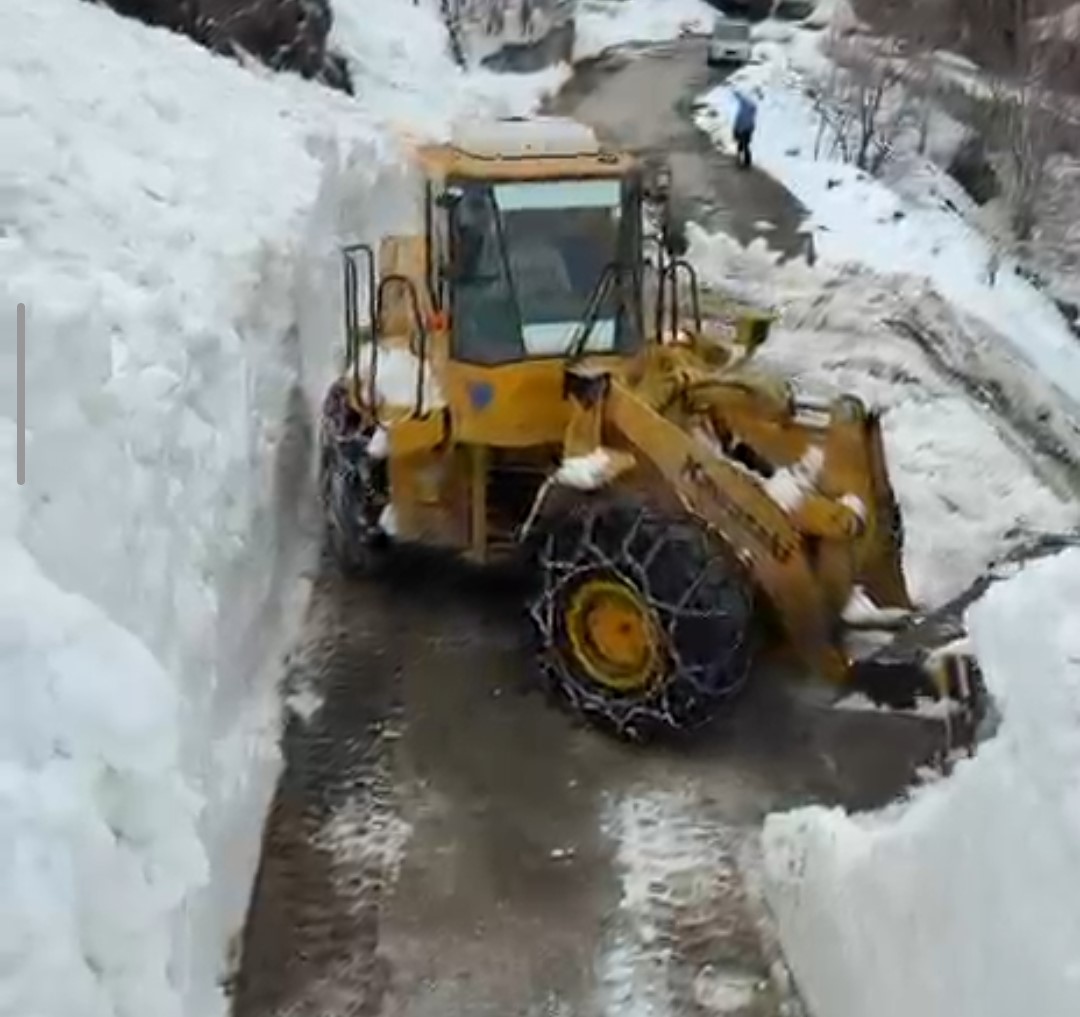 Bahçesaray’da yola çığ düştü
