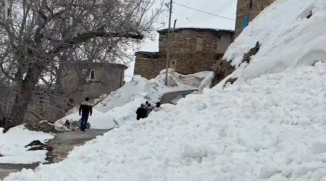 Bahçesaray’da yola çığ düştü

