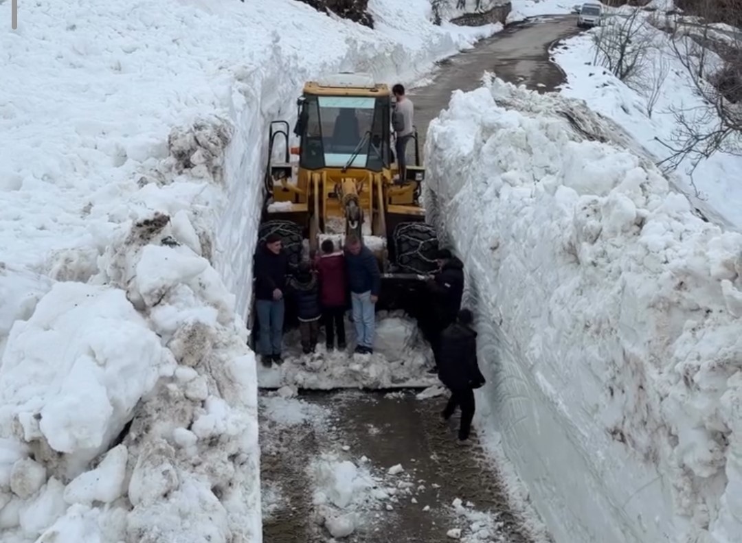 Bahçesaray’da yola çığ düştü
